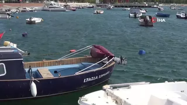 Müsilajdan arındırılan Tuzla'da dalgıçların denizde çay keyfi
