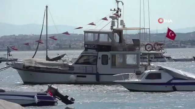 Müsilajdan arındırılan Tuzla'da dalgıçların denizde çay keyfi
