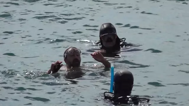 Müsilajdan arındırılan Tuzla'da denizde dalgıçların çay keyfi