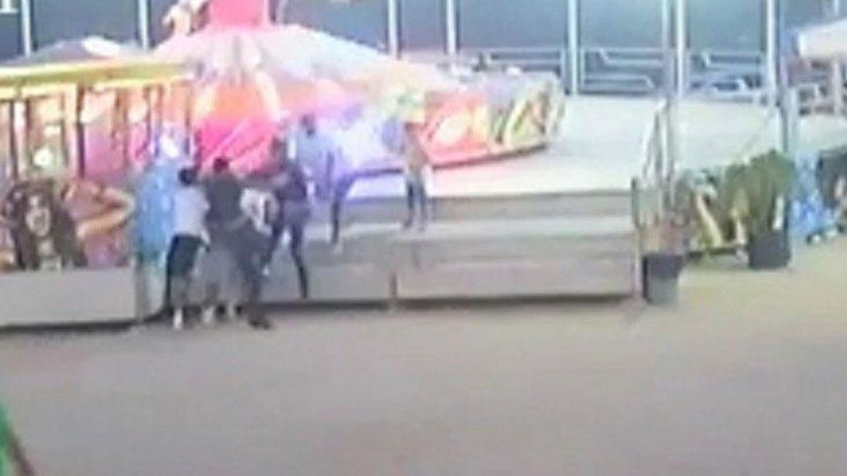 Oğlunu balerine bindirmeyi reddeden görevliye saldırdı! Olay anı kamerada