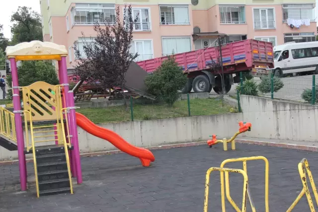 Tırdan ayrılarak kameriyeye çarpan dorse hasara yol açtı