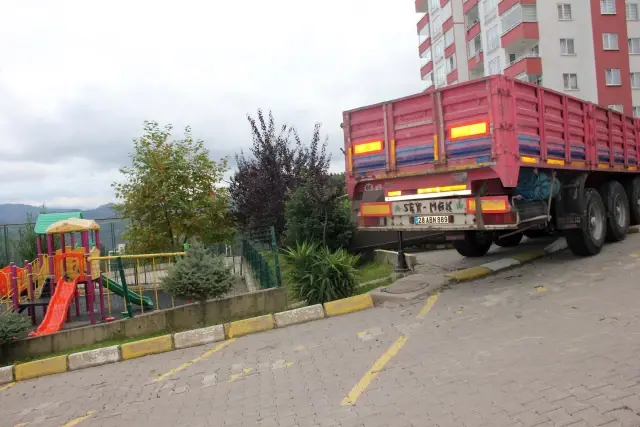 Tırdan ayrılarak kameriyeye çarpan dorse hasara yol açtı