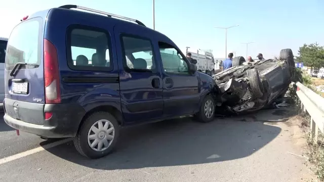 Orta refüjü aşıp karşı yöndeki otomobille kafa kafaya çarpıştı: 2 yaralı