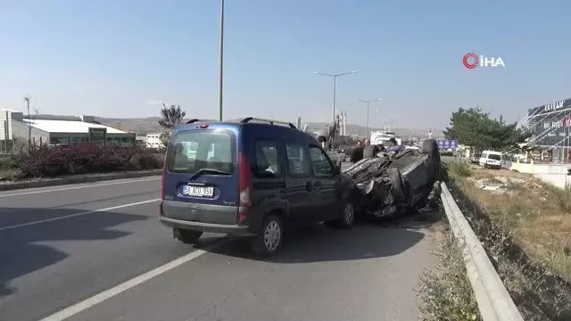 Orta refüjü aşıp karşı yöndeki otomobille kafa kafaya çarpıştı: 2 yaralı