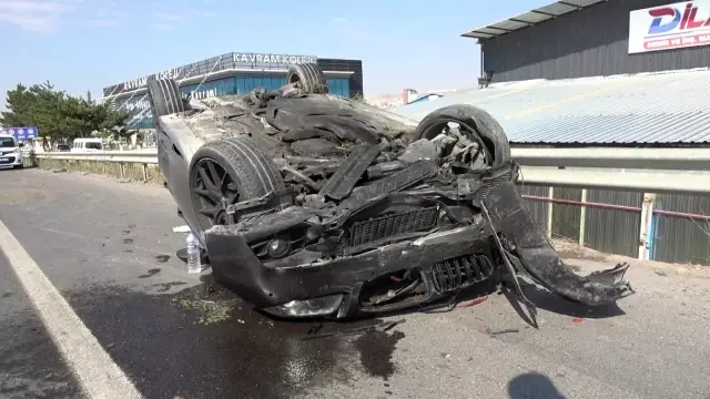 Orta refüjü aşıp karşı yöndeki otomobille kafa kafaya çarpıştı: 2 yaralı