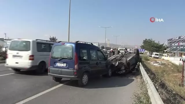 Orta refüjü aşıp karşı yöndeki otomobille kafa kafaya çarpıştı: 2 yaralı