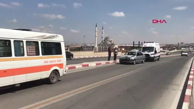 Otomobilin çarptığı minibüs, 12 metre savruldu: 1 yaralı