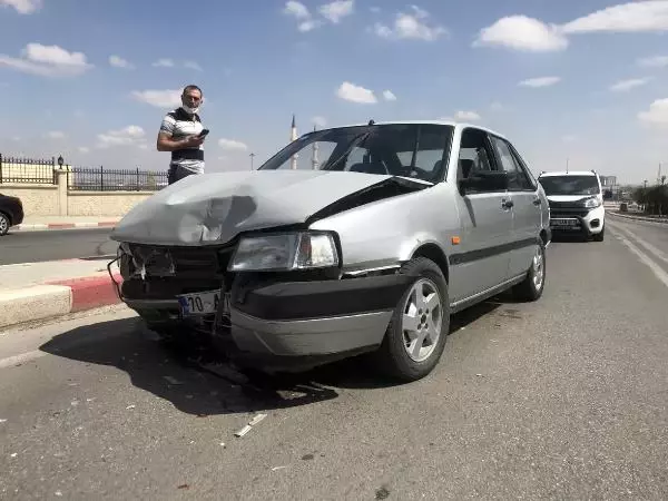 Otomobilin çarptığı minibüs, 12 metre savruldu: 1 yaralı