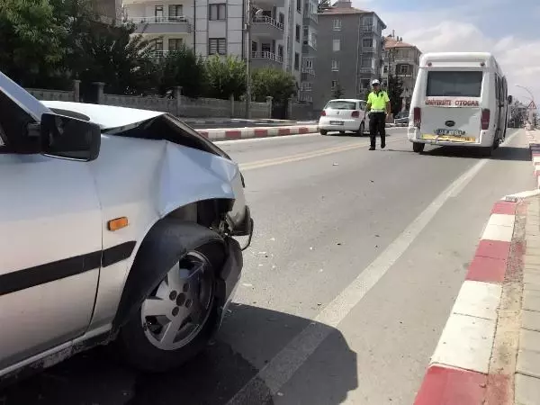 Otomobilin çarptığı minibüs, 12 metre savruldu: 1 yaralı