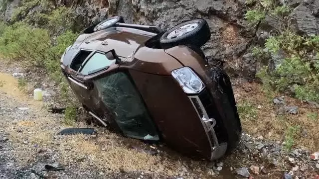 Otomobilin şarampole devrilmesi sonucu 3 kişi yaralandı
