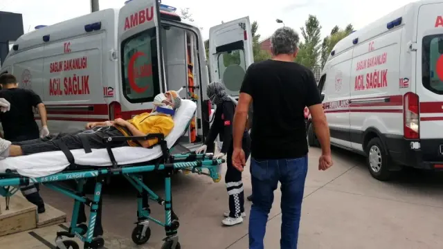 Otomobiller kafa kafaya çarpıştı: 3 yaralı