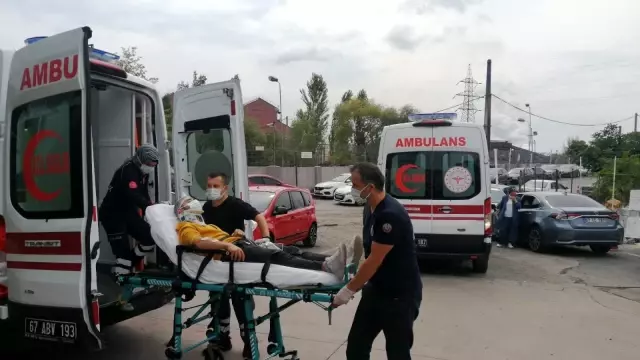 Otomobiller kafa kafaya çarpıştı: 3 yaralı