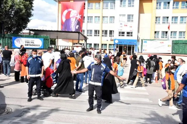 Pendik'te Okul Zabıta Ekipleri görevde
