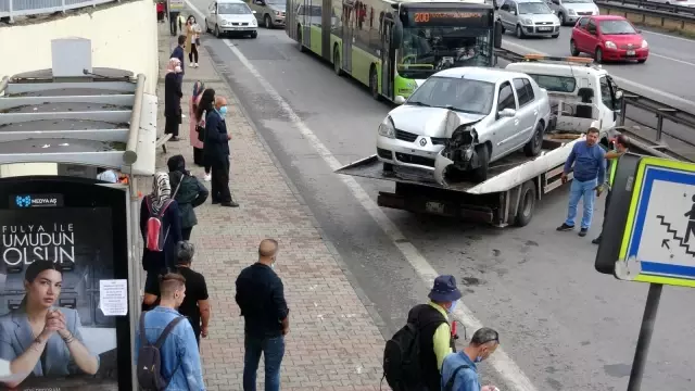 Pendik'te otobüs durağını teğet geçip üst geçide çarpan otomobil kamerada