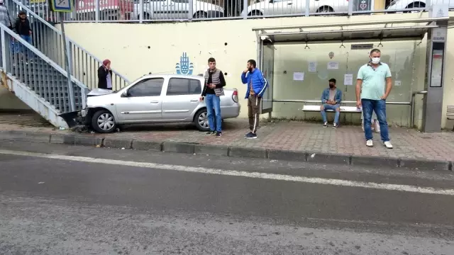 Pendik'te otobüs durağını teğet geçip üst geçide çarpan otomobil kamerada