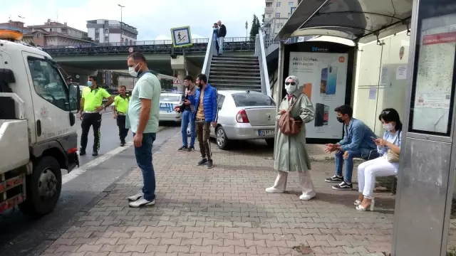 Pendik'te otobüs durağını teğet geçip üst geçide çarpan otomobil kamerada