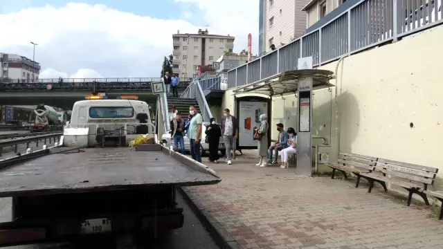 Pendik'te otobüs durağını teğet geçip üst geçide çarpan otomobil kamerada
