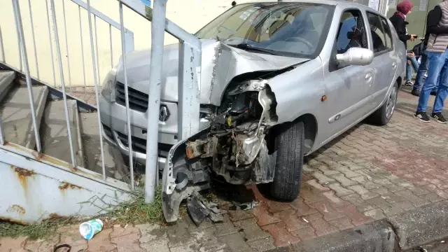 Pendik'te otobüs durağını teğet geçip üst geçide çarpan otomobil kamerada