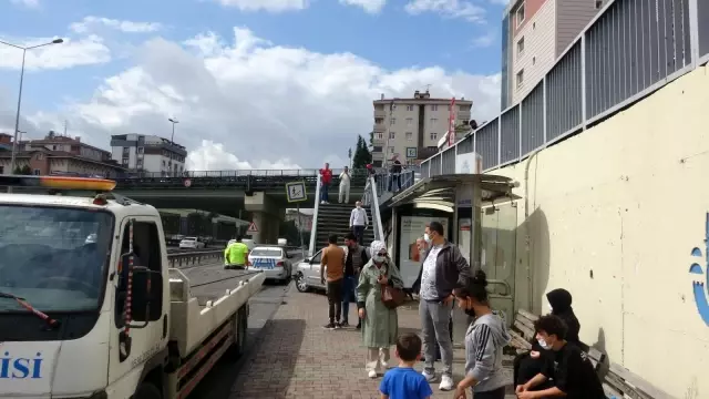 Pendik'te otobüs durağını teğet geçip üst geçide çarpan otomobil kamerada