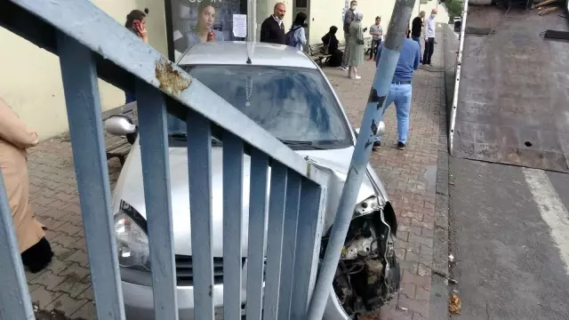 Pendik'te otobüs durağını teğet geçip üst geçide çarpan otomobil kamerada