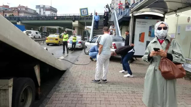 Pendik'te otobüs durağını teğet geçip üst geçide çarpan otomobil kamerada