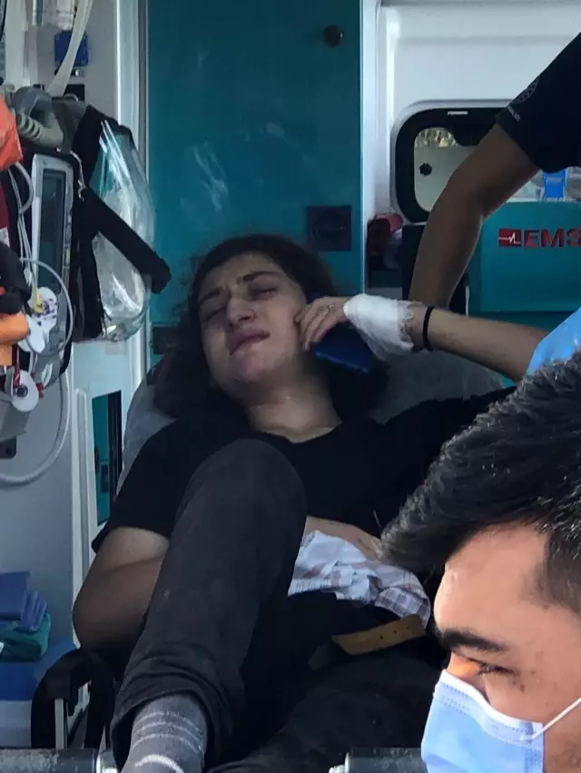 Rus turist, kiraladığı motosiklet ile patenli gence çarptı