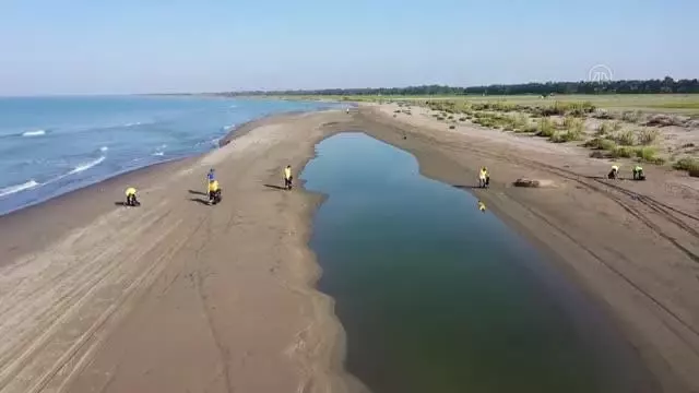 Sahillerde Suriye kaynaklı petrol sızıntısının temizlik çalışmaları sürüyor