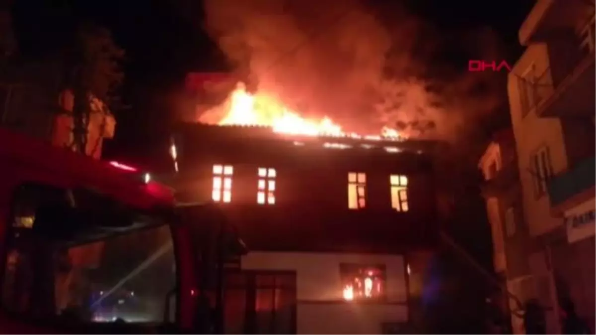 SANDIKLI'DA 2 KATLI TARİHİ AHŞAP KONAK ALEV ALEV YANDI