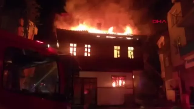 SANDIKLI'DA 2 KATLI TARİHİ AHŞAP KONAK ALEV ALEV YANDI