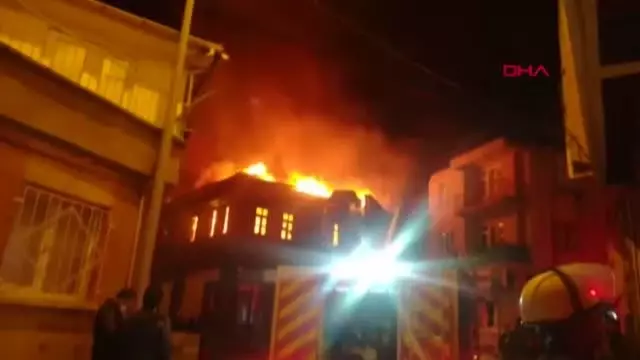 SANDIKLI'DA 2 KATLI TARİHİ AHŞAP KONAK ALEV ALEV YANDI