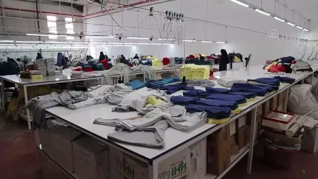 Savaş mağduru kadınlar Suriye'deki ihtiyaç sahipleri için kıyafet dikiyor