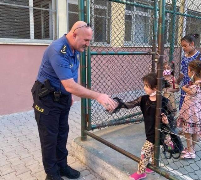 Siirt Emniyet Müdürü Yılmaz, ziyaret ettiği okulda öğrencilerin elini öptü