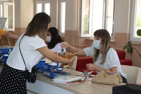 ŞIRNAK'TA GÖREVE BAŞLAYAN ÖĞRETMENLERE ÇİKOLATA VE KARANFİL