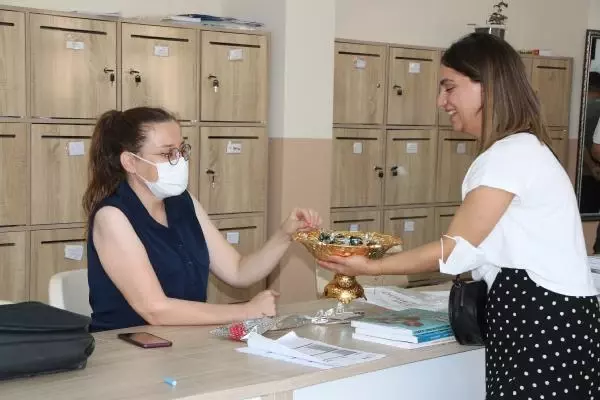 ŞIRNAK'TA GÖREVE BAŞLAYAN ÖĞRETMENLERE ÇİKOLATA VE KARANFİL