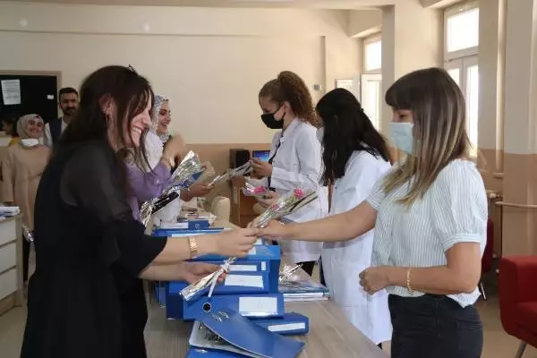 ŞIRNAK'TA GÖREVE BAŞLAYAN ÖĞRETMENLERE ÇİKOLATA VE KARANFİL