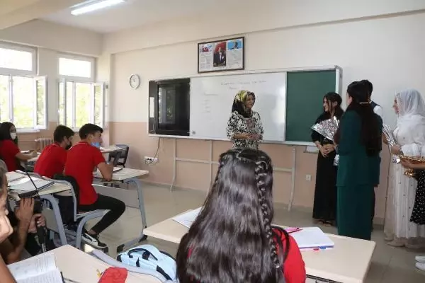 ŞIRNAK'TA GÖREVE BAŞLAYAN ÖĞRETMENLERE ÇİKOLATA VE KARANFİL