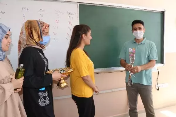 ŞIRNAK'TA GÖREVE BAŞLAYAN ÖĞRETMENLERE ÇİKOLATA VE KARANFİL