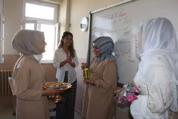 ŞIRNAK'TA GÖREVE BAŞLAYAN ÖĞRETMENLERE ÇİKOLATA VE KARANFİL