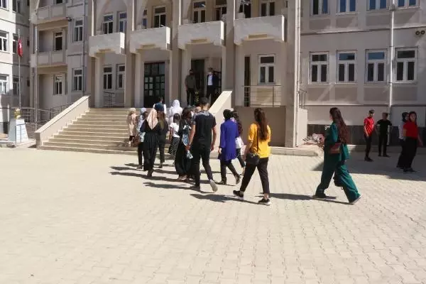ŞIRNAK'TA GÖREVE BAŞLAYAN ÖĞRETMENLERE ÇİKOLATA VE KARANFİL