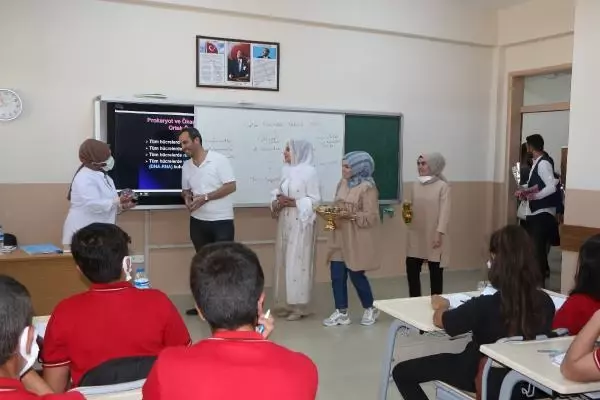 ŞIRNAK'TA GÖREVE BAŞLAYAN ÖĞRETMENLERE ÇİKOLATA VE KARANFİL