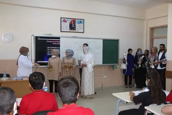 ŞIRNAK'TA GÖREVE BAŞLAYAN ÖĞRETMENLERE ÇİKOLATA VE KARANFİL
