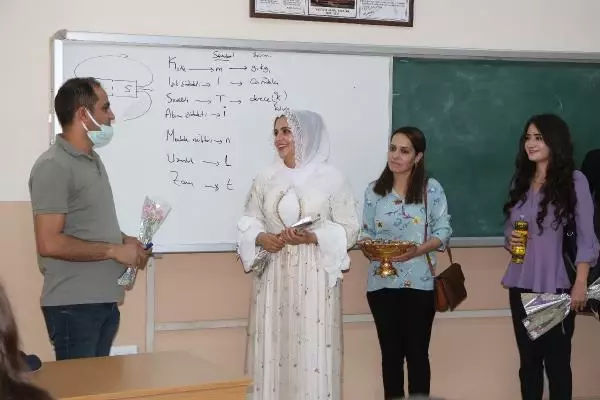 ŞIRNAK'TA GÖREVE BAŞLAYAN ÖĞRETMENLERE ÇİKOLATA VE KARANFİL