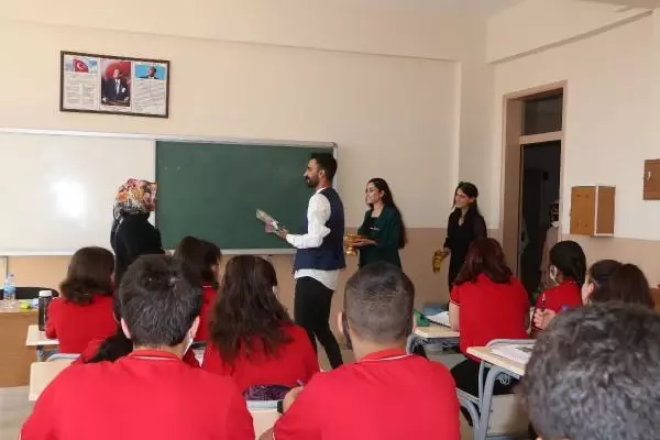 ŞIRNAK'TA GÖREVE BAŞLAYAN ÖĞRETMENLERE ÇİKOLATA VE KARANFİL