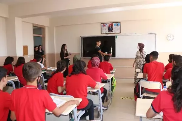ŞIRNAK'TA GÖREVE BAŞLAYAN ÖĞRETMENLERE ÇİKOLATA VE KARANFİL