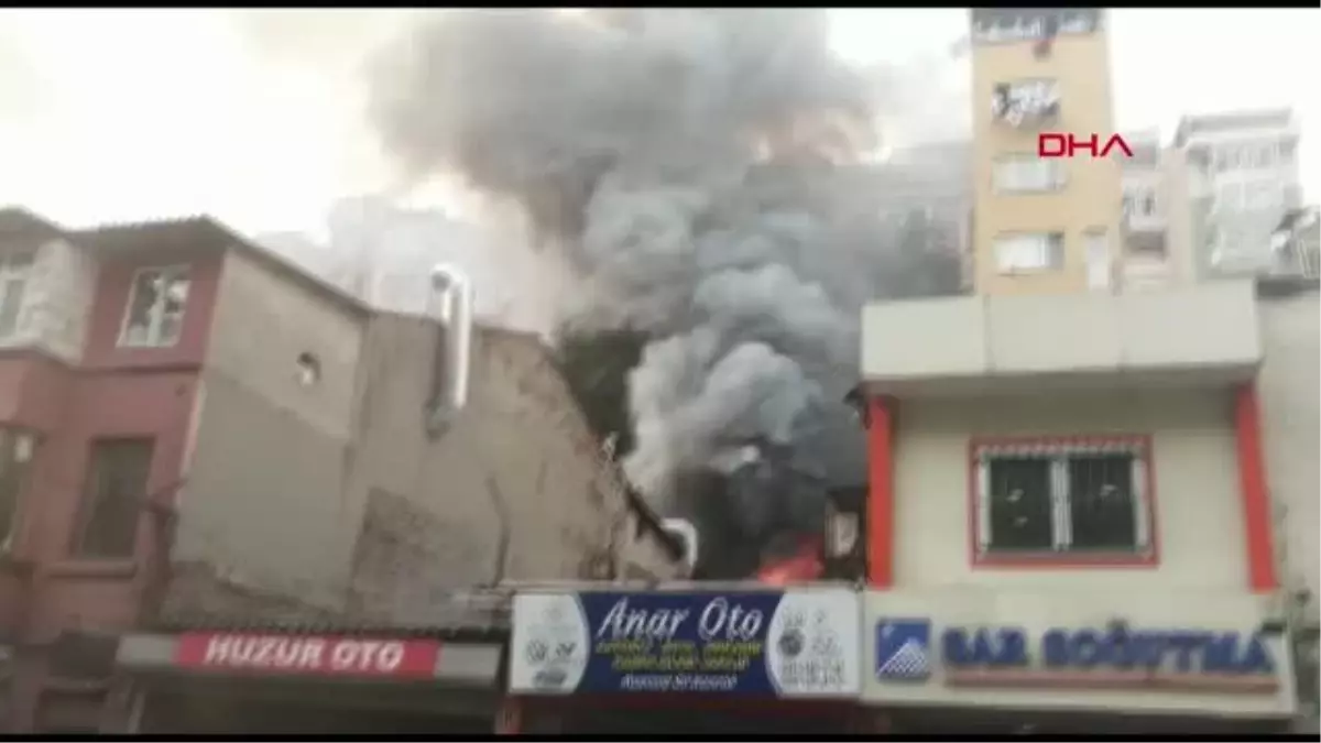 ŞİŞLİ'DE İKİ OTOMOBİL TAMİRHANESİNDE YANGIN
