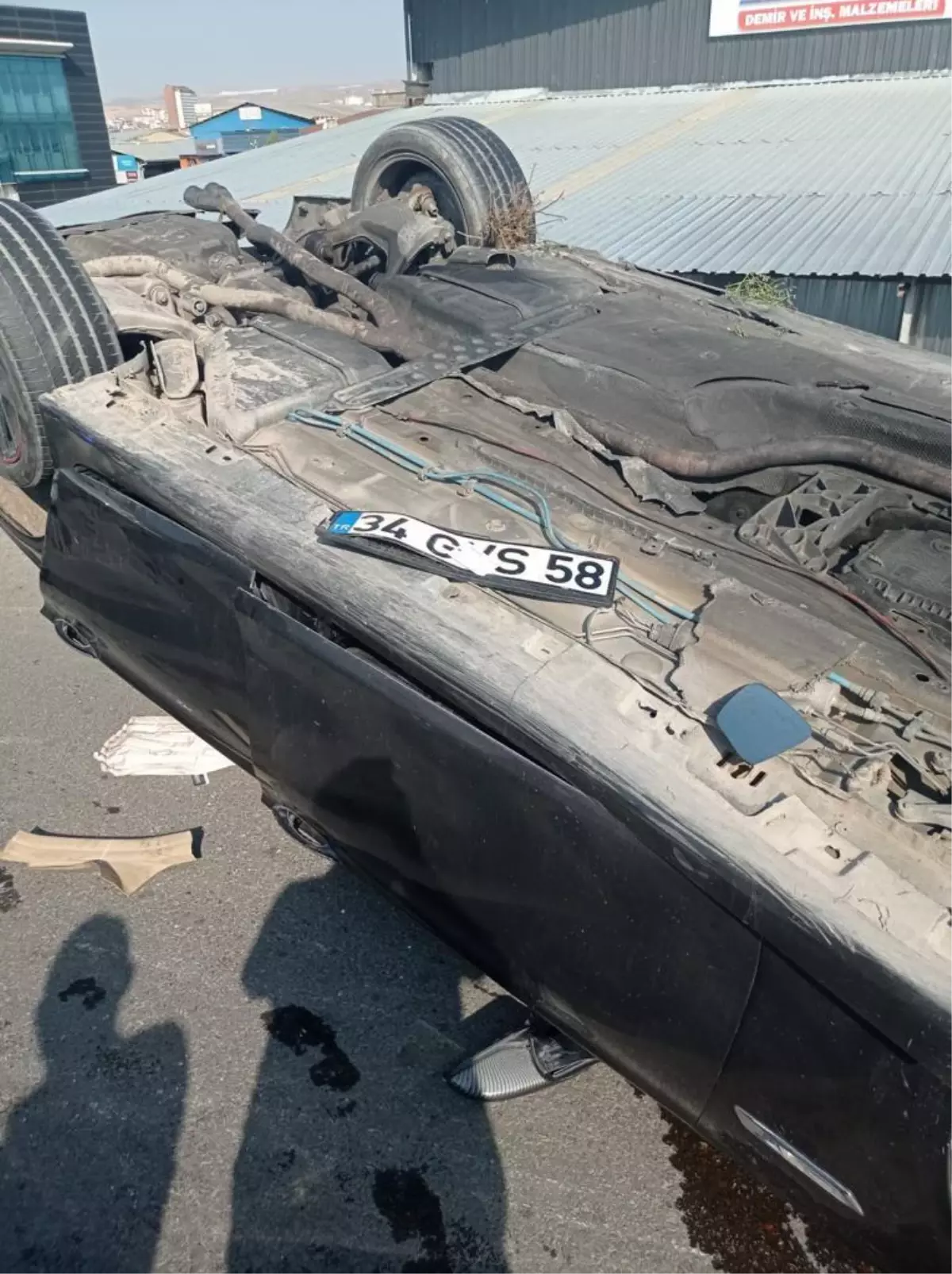 Sivas'ta otomobil ile hafif ticari araç çarpıştı: 2 yaralı