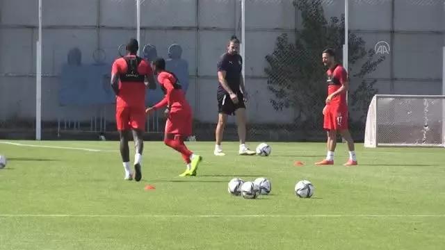 Sivasspor Teknik Direktörü Rıza Çalımbay'dan taraftara aşı çağrısı