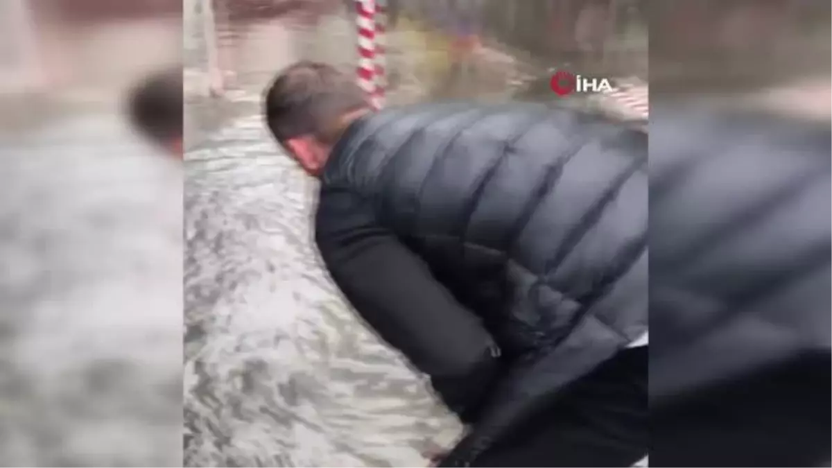 Sokağı dolduran yağmur suyunu esnaf kovalarla boşalttı
