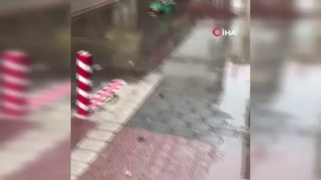 Sokağı dolduran yağmur suyunu esnaf kovalarla boşalttı