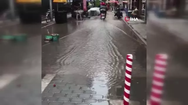 Sokağı dolduran yağmur suyunu esnaf kovalarla boşalttı